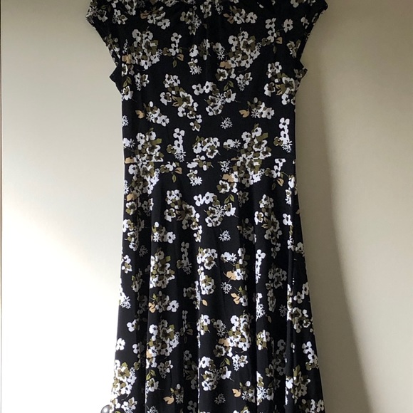🎉Host Pick🎉Michael Kors Floral-Print Cutout Midi Dress - Picture 2 of 7